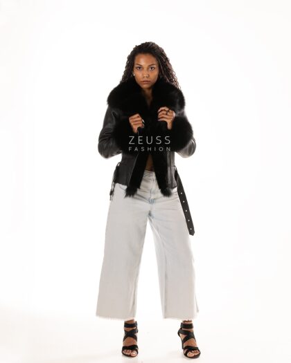 Monton kratak sa prirodnim krznom oko vrata i rukava