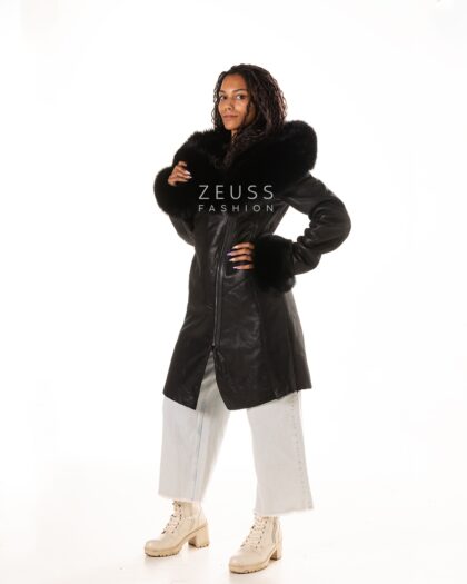 Monton duži sa prirodnim krznom oko vrata i rukava