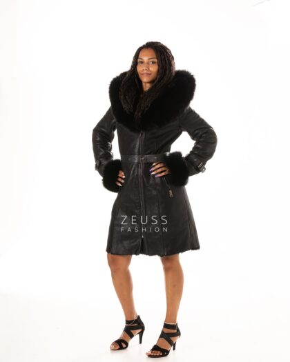 Monton sa prirodnim krznom oko vrata i rukava